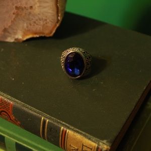 RING WITH LARGE BLUE GEM WITH SIDE DETAILING